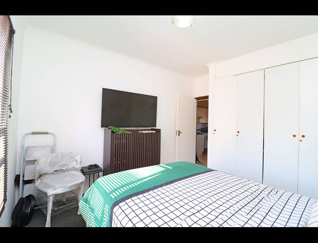 1 BEDROOM APARTMENT FOR SALE IN OAKLANDS